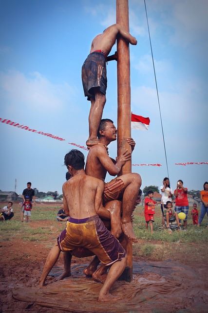 Panjat Pinang: Meraih Hadiah di Puncak, Mengenal Tradisi dan Sejarahnya