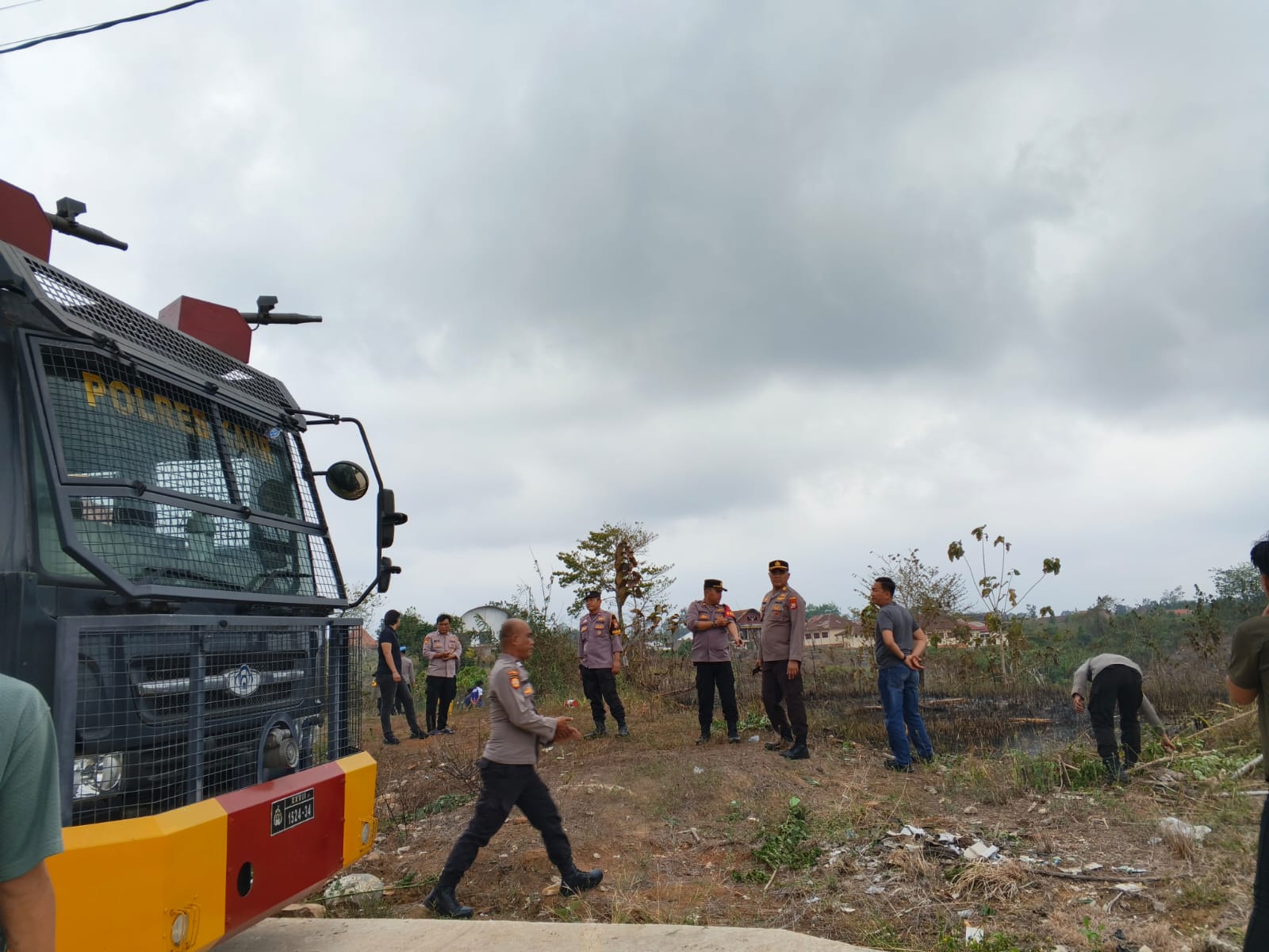 Polres Kaur Gercep Padamkan Kebakaran Lahan Kosong di Padang Petron