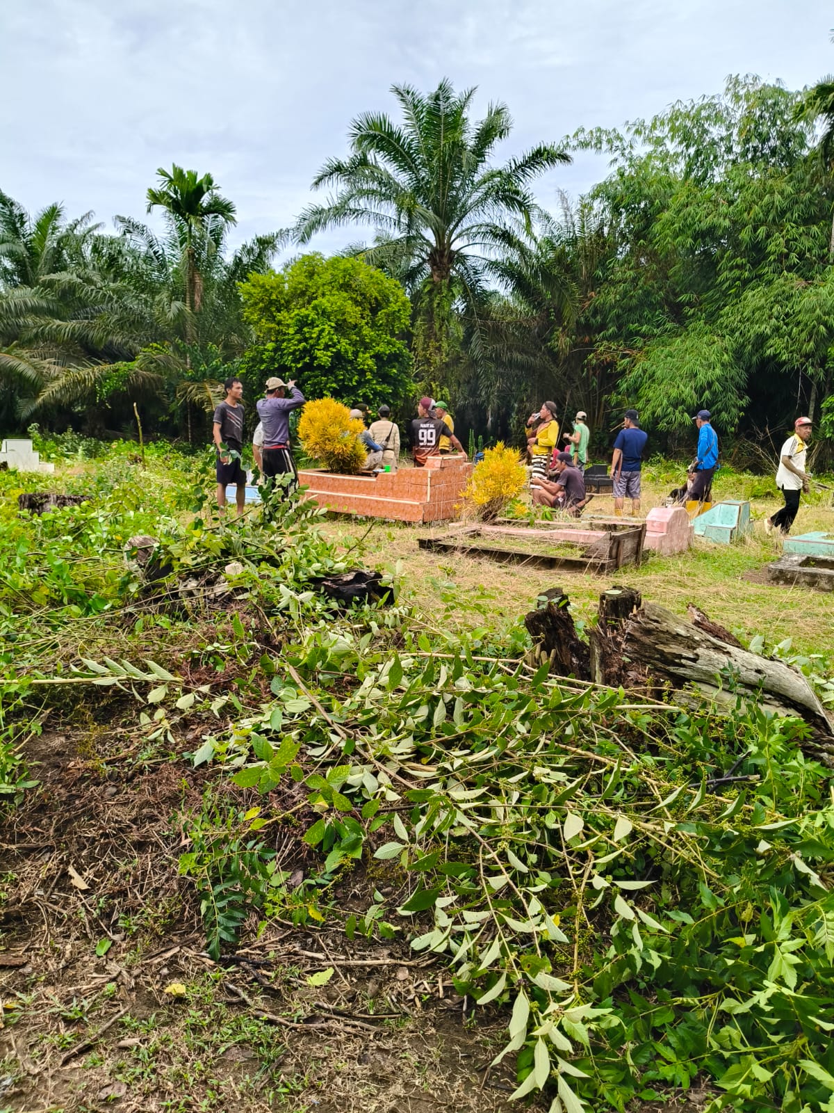 Warga Padang Panjang Kerja Bakti Bersihkan Makam Menjelang Bulan Puasa