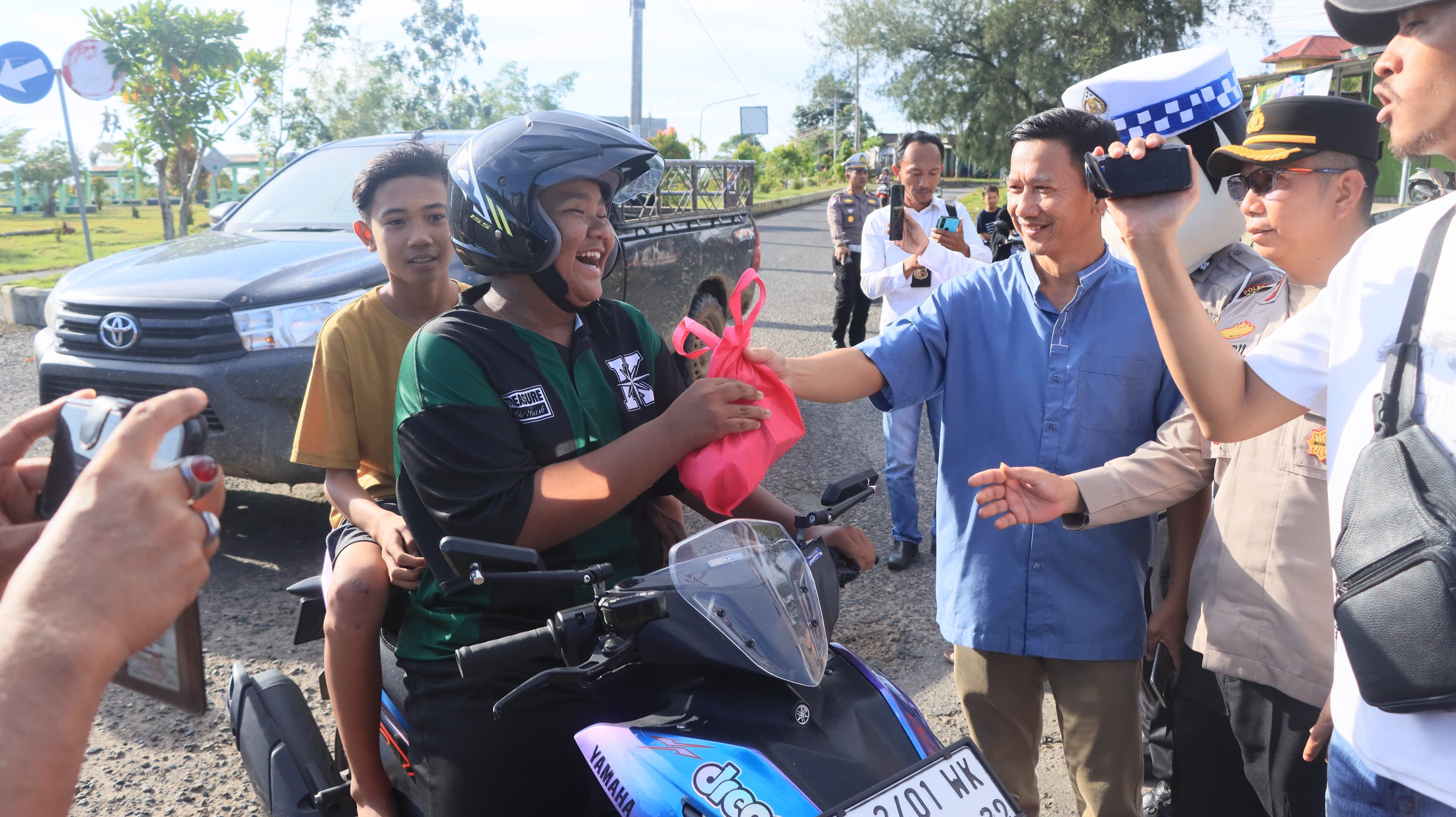 Polres Kaur dan Awak Media Bagikan Ratusan Takjil ke Pengendara, Dilanjutkan Vicon dan Buka Puasa