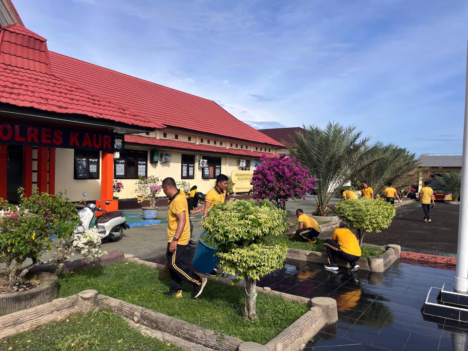 Wujudkan Lingkungan Asri, Polres Kaur Sapu Bersih Rumput Liar dan Sampah di Mako