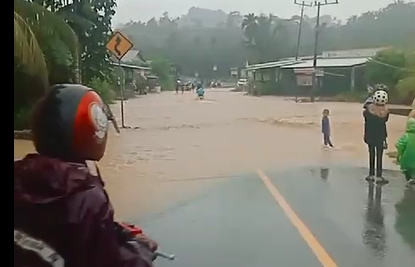 BREAKING NEWS: Desa di Kabupaten Kaur Bengkulu Ini Terendam Banjir, Pengendara Diimbau Hati-Hati 