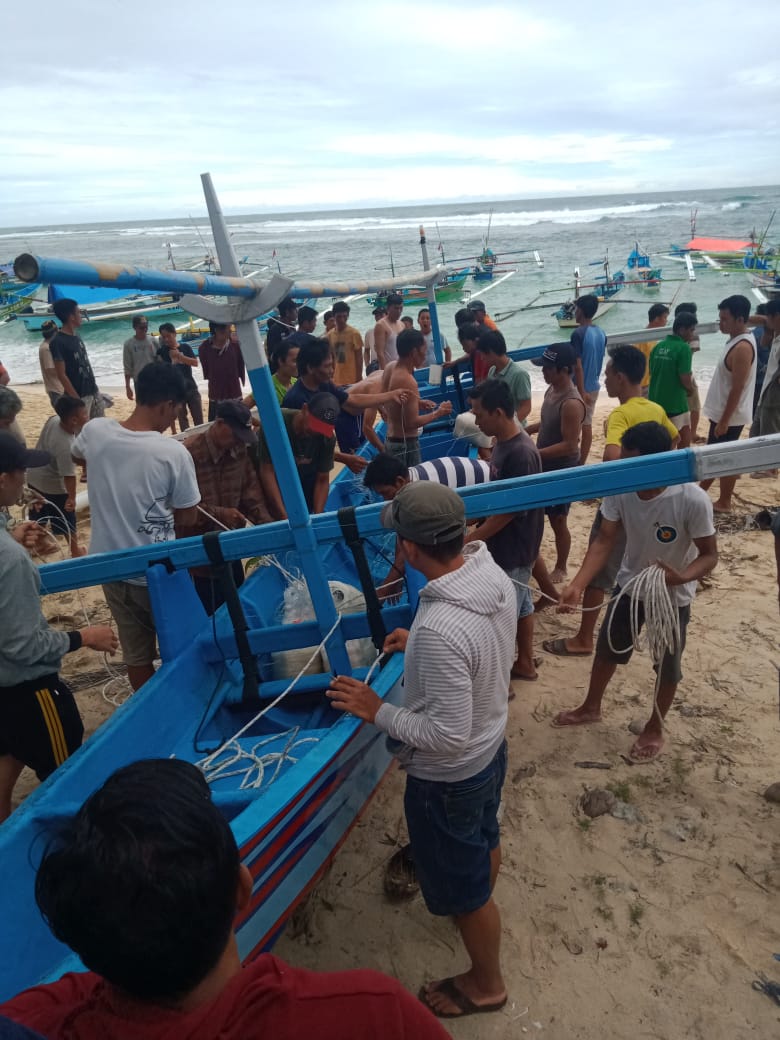 Diterjang Badai, Perahu Nelayan Terbalik 