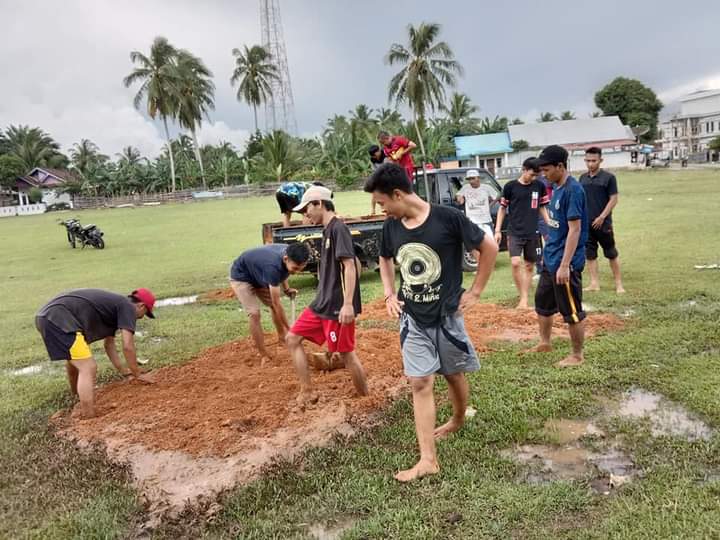 Karang Taruna Semidang Gumay dan SSB Geruduk Kantor Camat Tolak Pasar Malam di Lapangan Sepakbola