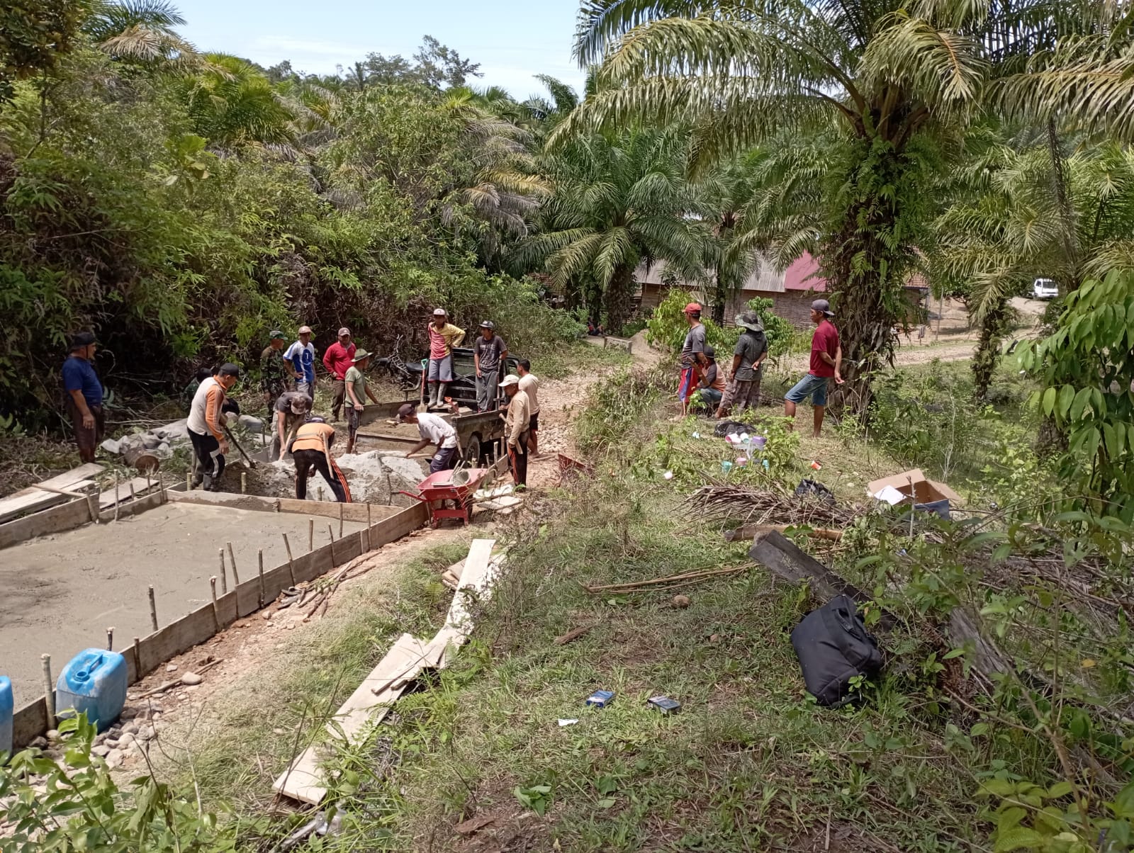 Masyarakat Desa Karang Dapo dan Gunung Tiga 2 Swadaya Perbaiki Jalan Menuju Eks Lokasi Transmigrasi