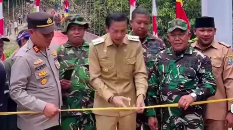 Bupati Kaur Resmikan Jembatan Gantung Air Manula Kecamatan Nasal