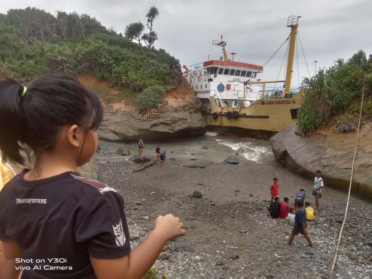 KM Sabuk Nusantara 46 yang Terdampar jadi Objek Selfie