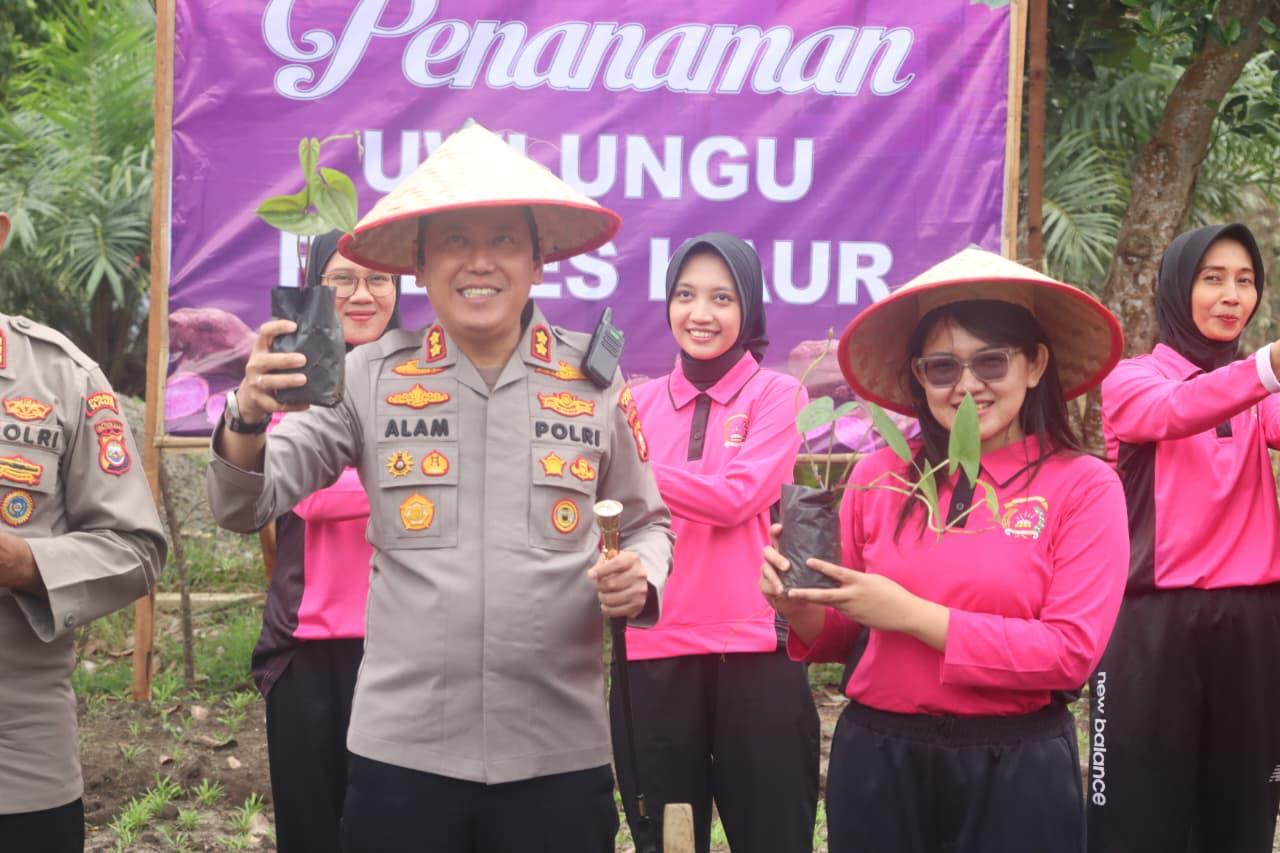 Dukung Ketahanan Pangan, Polres Kaur Tanam Bibit Uwi Ungu