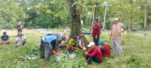 Kerja Bakti Bersihkan Makam dan Masjid Desa Awat Mata, Sambut Ramadhan dengan Penuh Khidmat