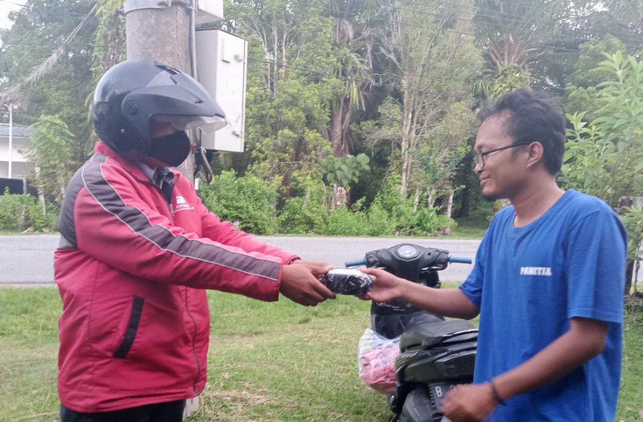 Arip (36) dan Armob (32) : Asam Manis jadi Kurir Paket Belanja Online