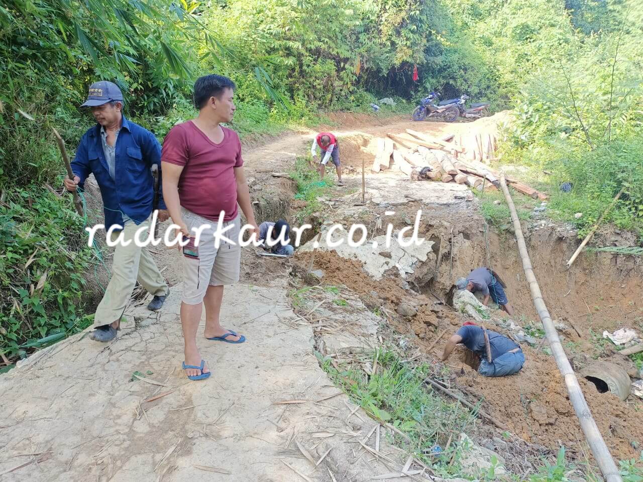 Jembatan Kayu di Kelam Tengah Kena Longsor, Pemilik Lahan Bangun Swadaya