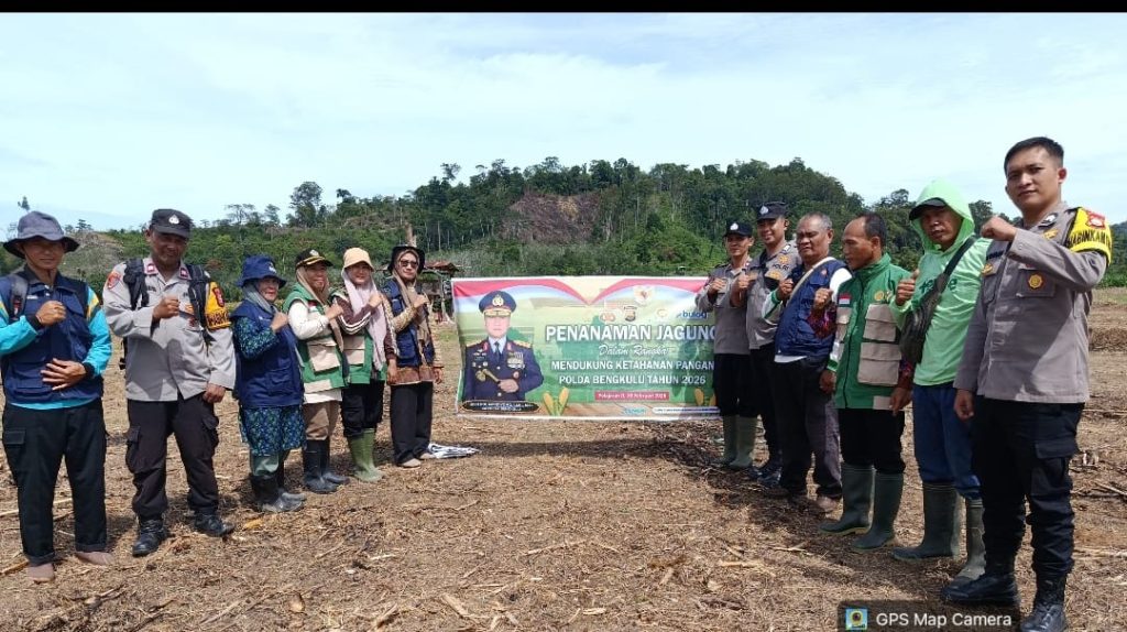 Polsek Tanjung Kemuning Bantu Masyakat Pelajaran II Menanam Jagung Secara Serentak