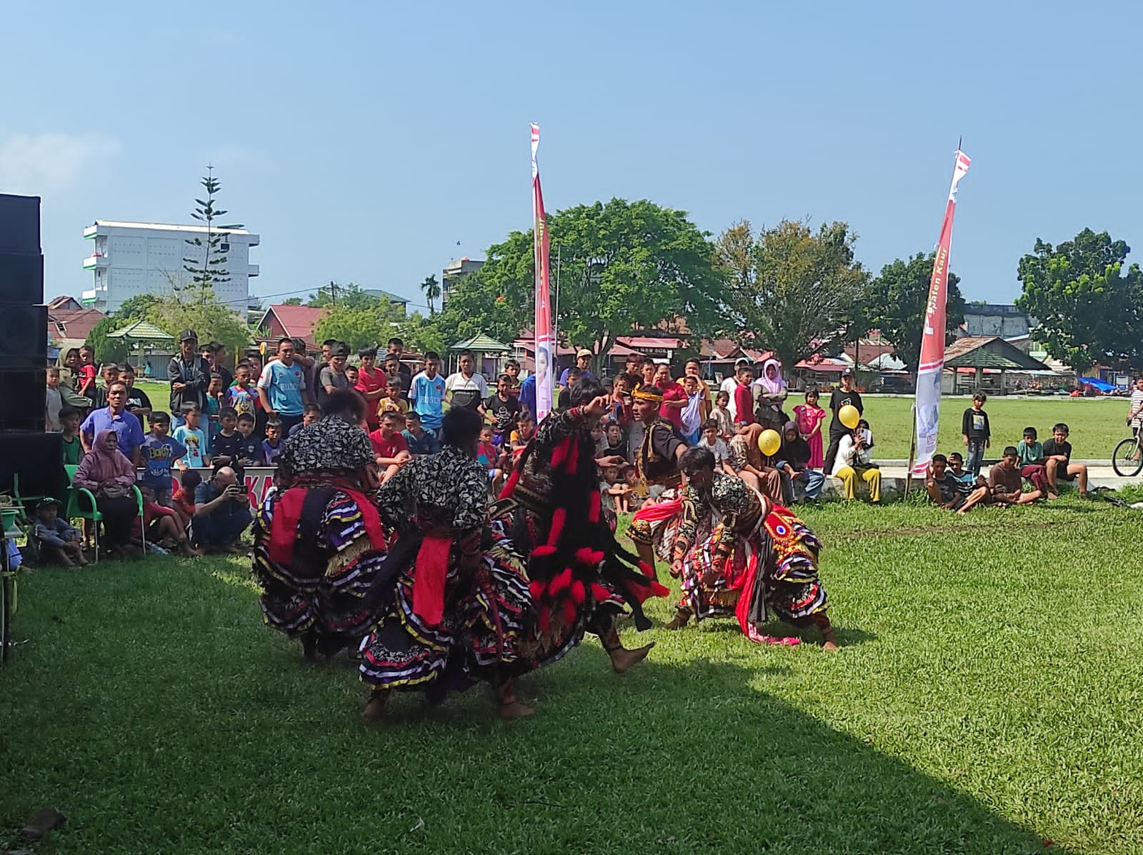 PMJB Pagelaran Minggu Kliwonan, Tampilkan Kuda Kepang di Lapangan Merdeka