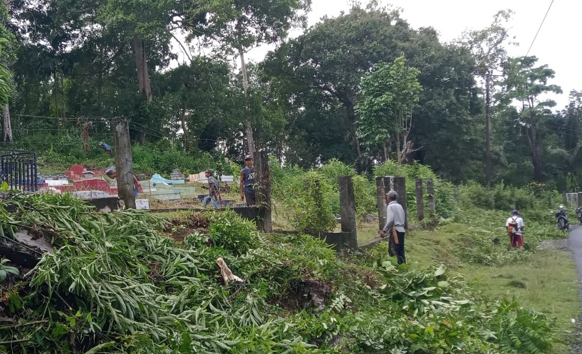 Bersihkan Area Pemakaman, Pemdes Gunung Tiga 1 Kerahkan Pasukan