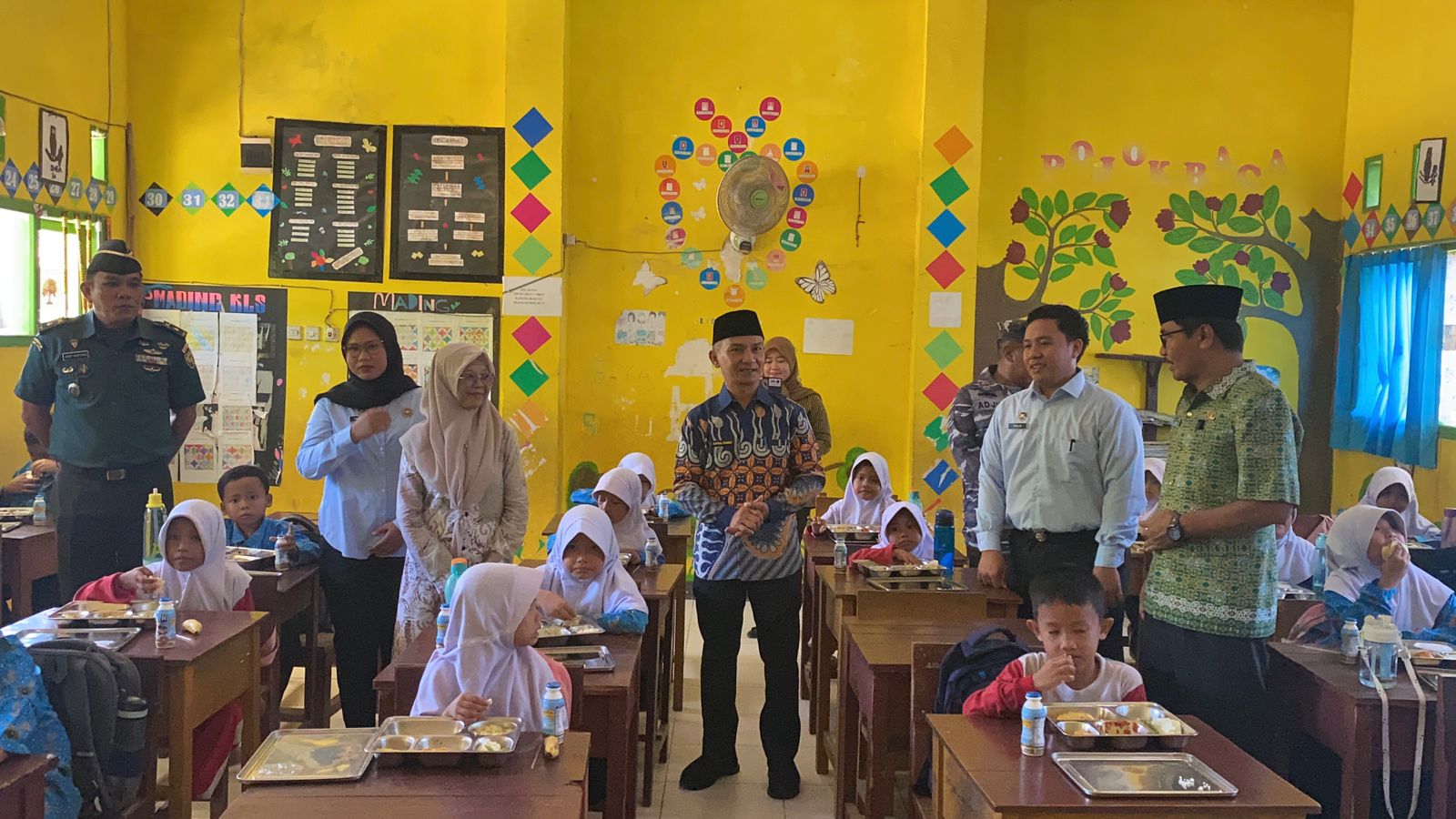 Wabup Kaur Tinjau Pelaksanaan Program Makan Bergizi Gratis di SDN 01