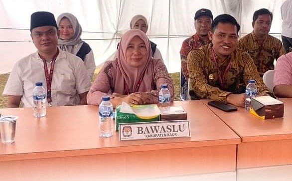 Bawaslu Kaur Awasi Tahapan Pendaftaran Pasangan Calon Bupati-Wakil Bupati di KPU Kaur