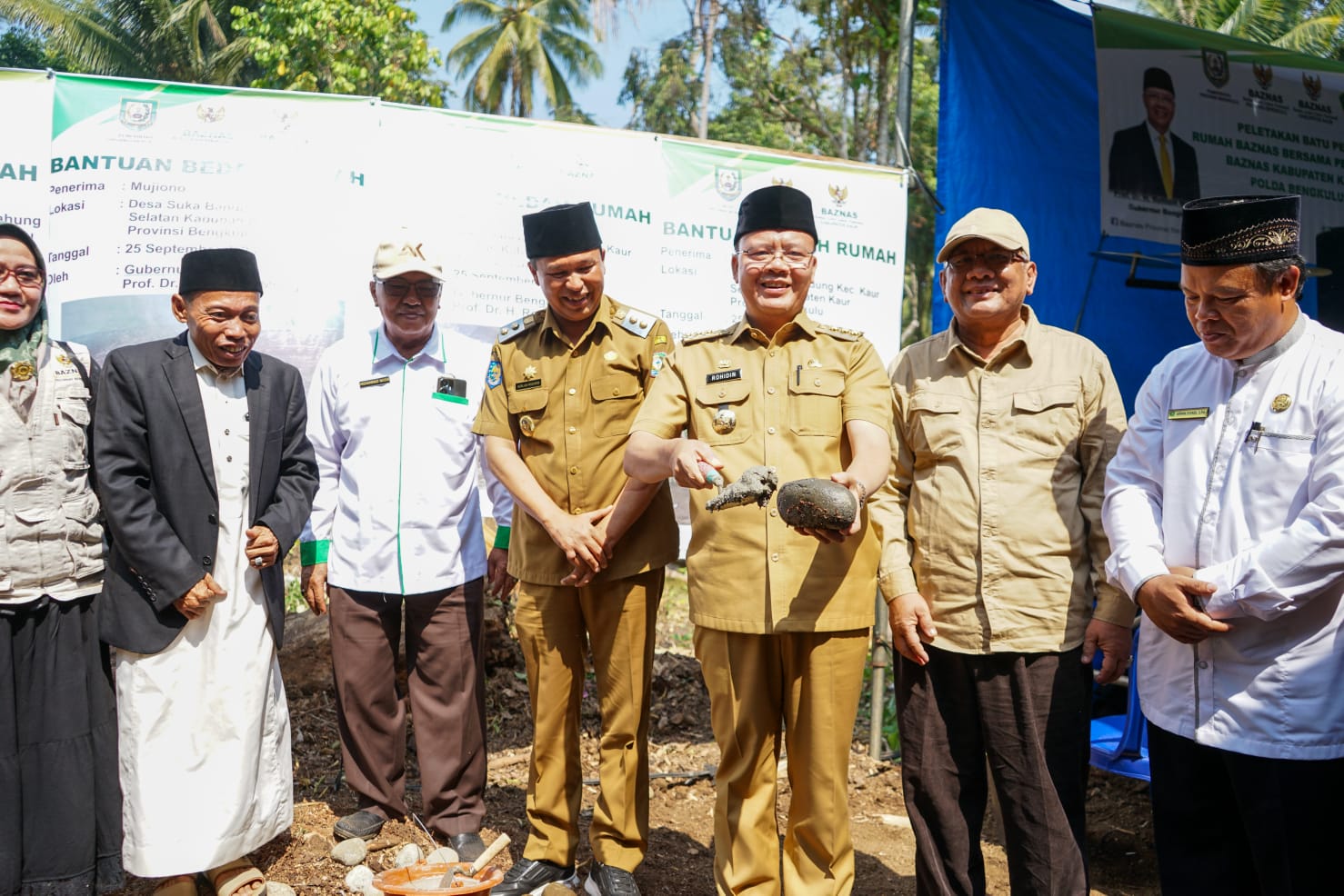 Gubernur Bengkulu Serahkan Bantuan RTLH dan Tabung Gas Elpiji 3 Kg, Ingatkan Pentingnya Saling Membantu