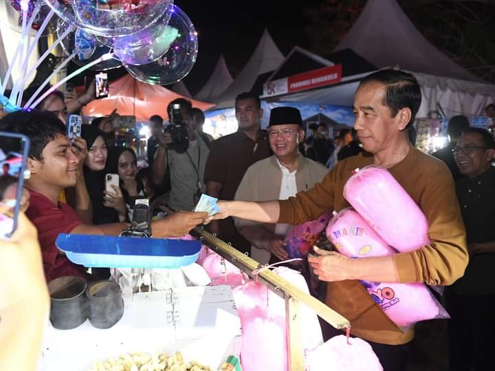 Presiden Jokowi Nonton Festival Tabut, Pakai Kaos Warna Terakota, Beli Kembang Gula dan Selfie Bareng Warga