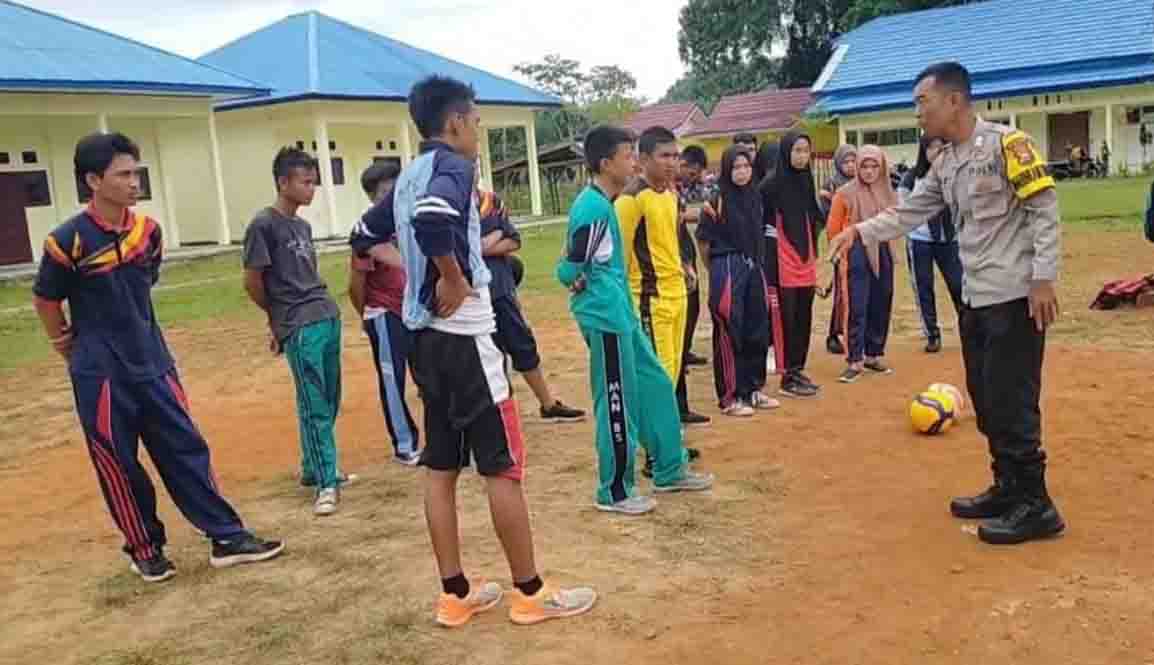  Wujudkan Generasi Berkualitas, Bhabinkamtibmas 'Nyambi' Jadi Guru