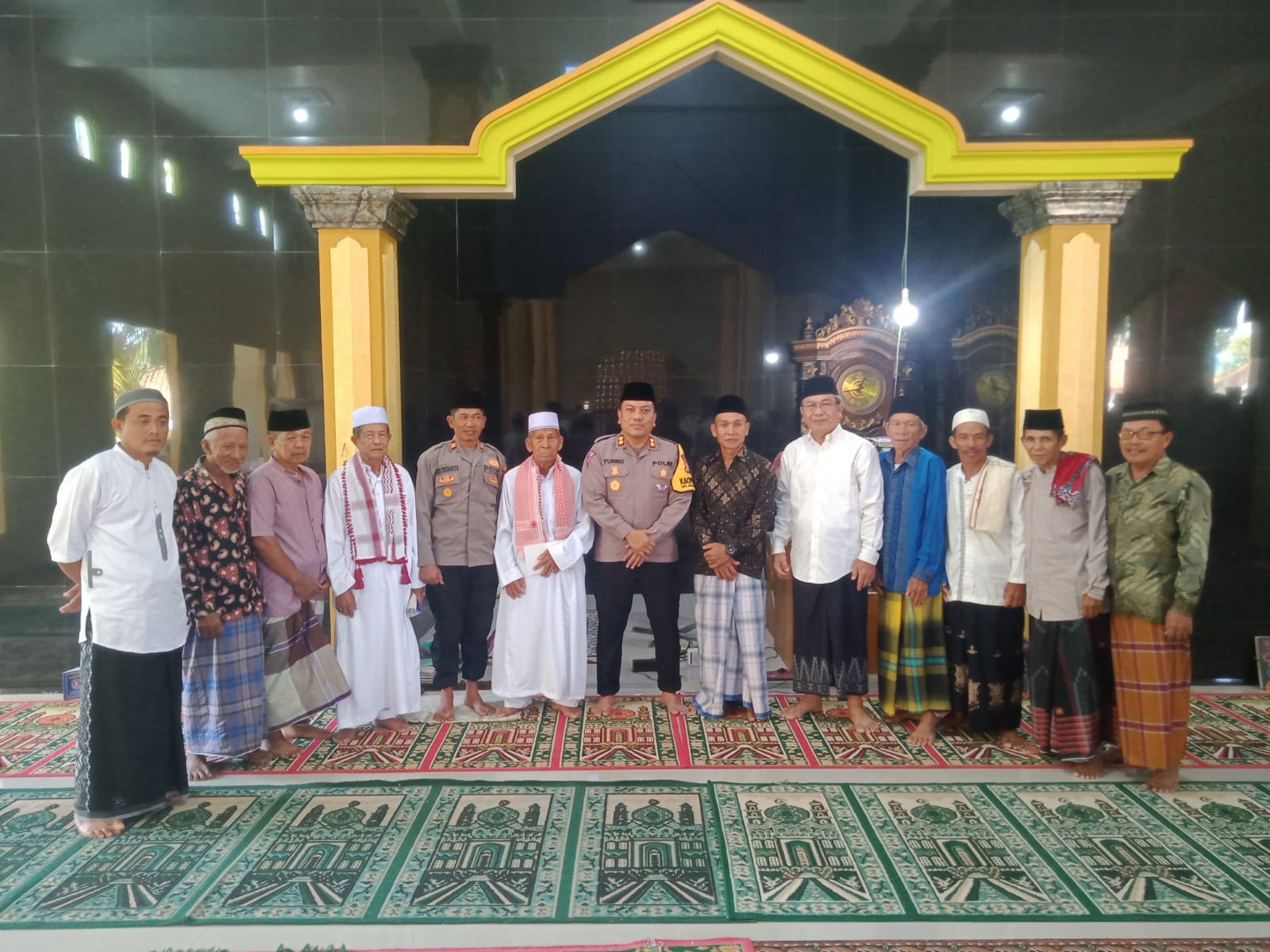 Sholat Jumat di Masjid Darul Muttaqin, Kapolres Kaur Jalin Silaturahmi Bersama Warga, Simak Pesan Kamptibmas 