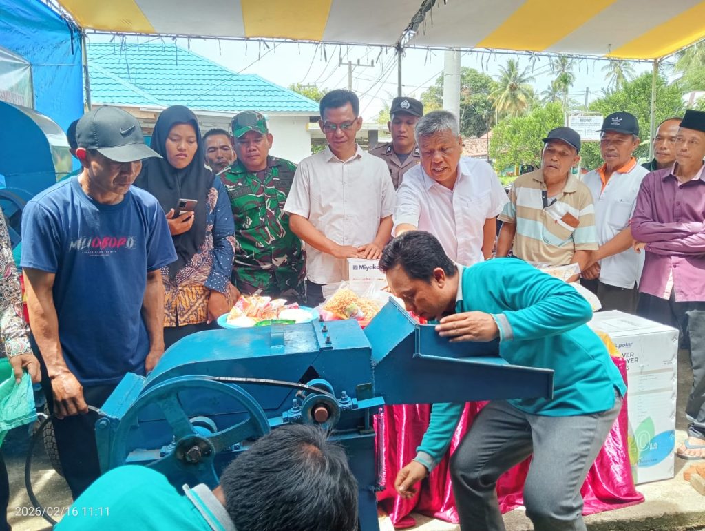 Pembagian Bantuan Pemanfaatan Reward SADESAHE di Desa Pelajaran 2, Launching Produksi Pakan Ternak 