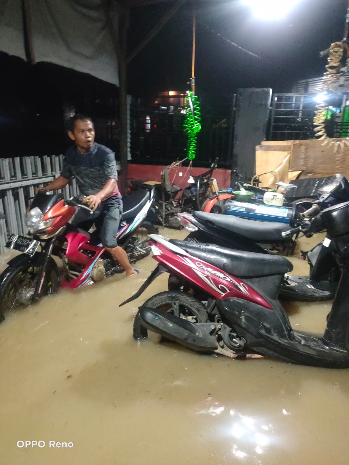 Rumah Warga Kebanjiran, Jalinbar Sumatera Lumpuh