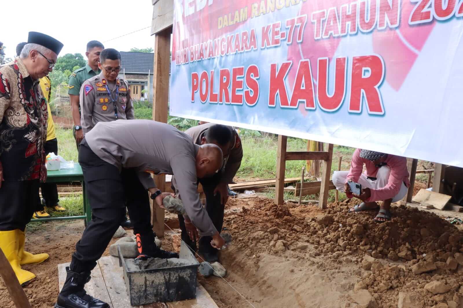 Polres Kaur Peletakan Batu Pertama Bedah Rumah Dalam Rangka HUT ke 77 Bhayangkara