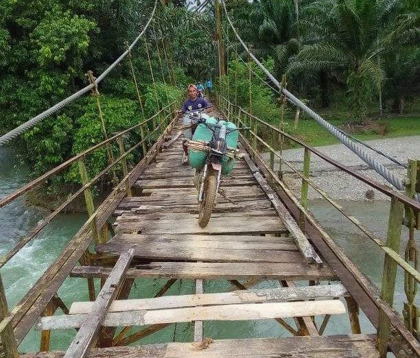 Empat Tahun Petani Bertaruh Nyawa Lewati Jembatan Rusak