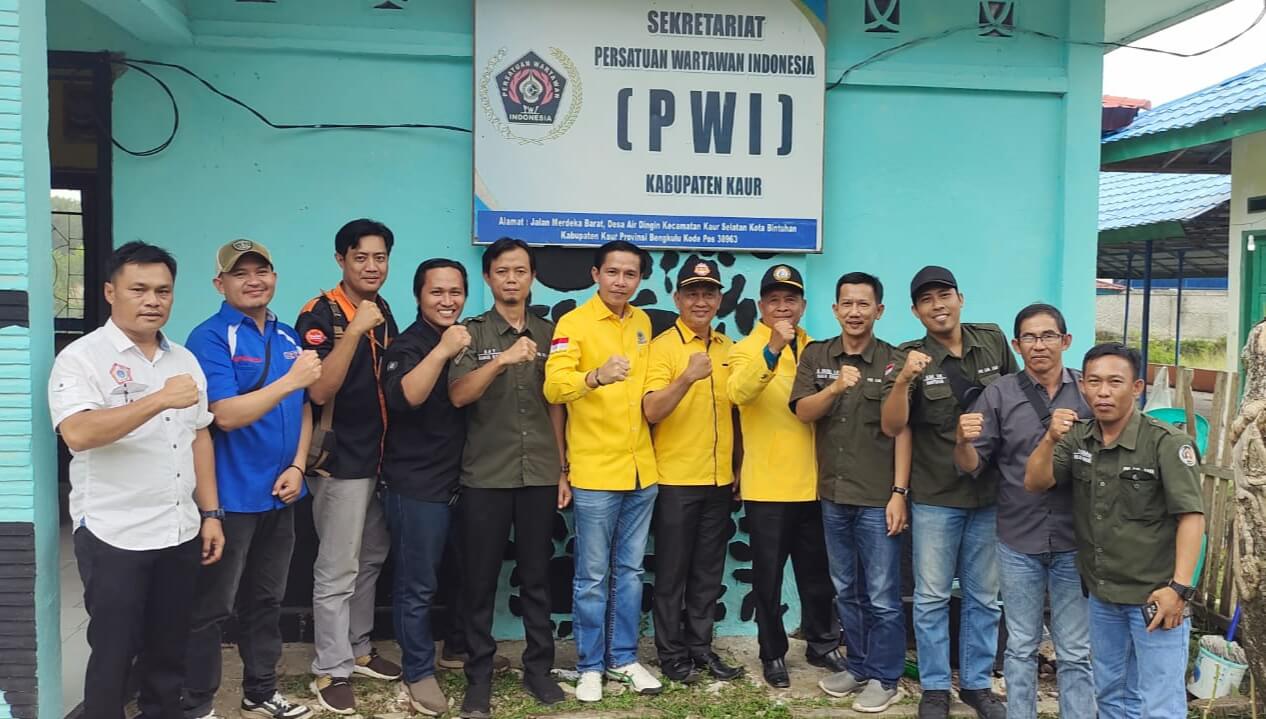 Tiba-Tiba Muncul di Sekretariat PWI Kaur, Gusril Pausi Berikan Dukungan Kepada Wartawan