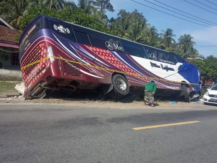 Bus Putra Raflesia Angkut 36 Karateka Terperosok saat Pulang dari Kejuaraan di Kota Depok 