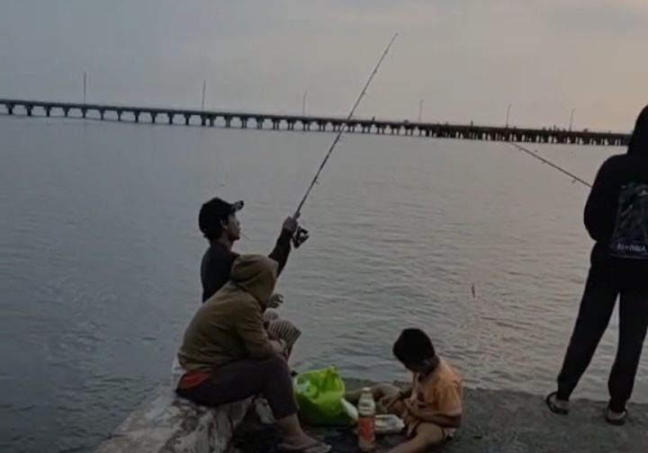 Dermaga Linau Diserbu Angler Lokal, Berburu Ikan Tenggiri hingga Sotong