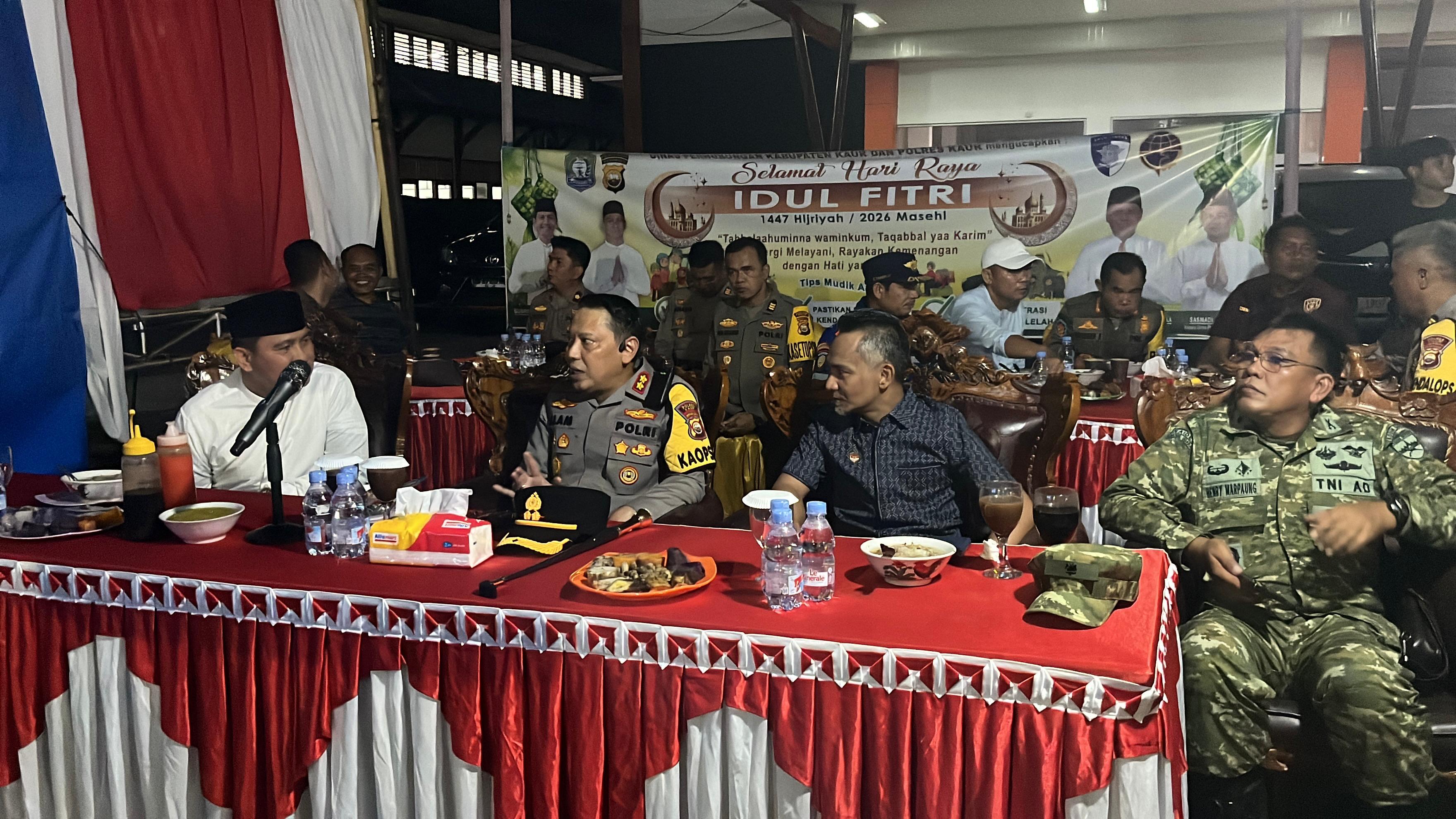 Pastikan Malam Takbiran Aman, Kapolres Kaur dan Forkopimda Tinjau Pos serta Serahkan Bingkisan pada Petugas