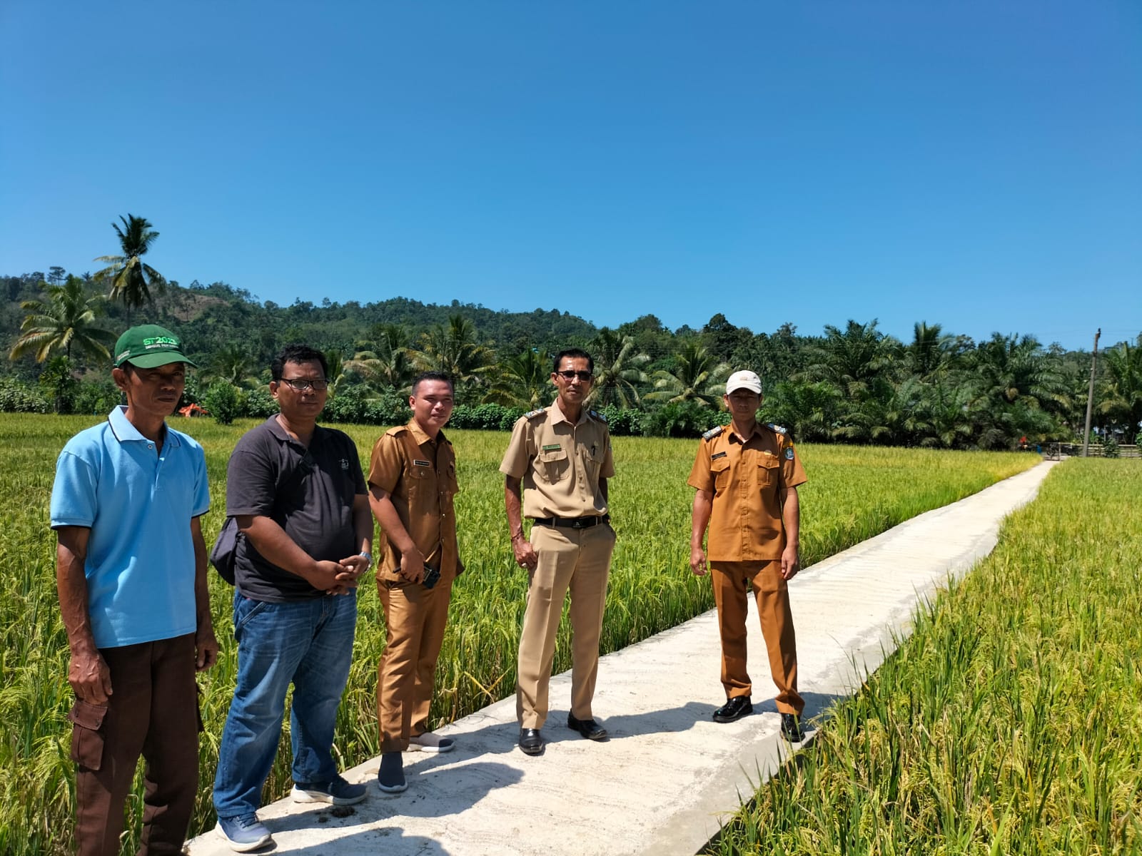 Tim Kecamatan Semidang Gumay Kaur Monitoring Penggunaan DD Tahap I di Desa Bunga Melur