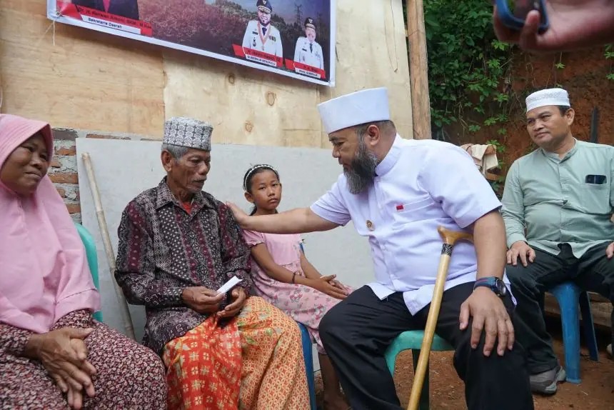Helmi Hasan Kunjungi Rumah Warga Stroke di Kabupaten Kaur, Serahkan Bantuan RTLH dan Sembako