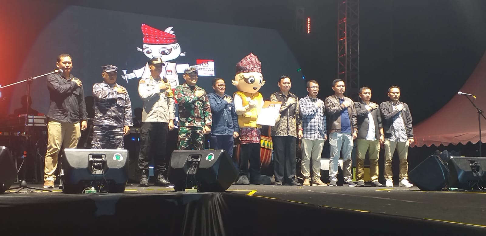 Spektakuler, Konser Liona Beibby dan Band Bakardi Bawa Pesan Gembira Sambut Pilkada Kaur 2024