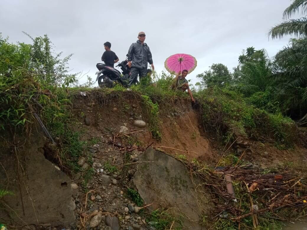 Cuaca Ekstrim Jalan Provinsi di Ulak Agung Terus Erosi