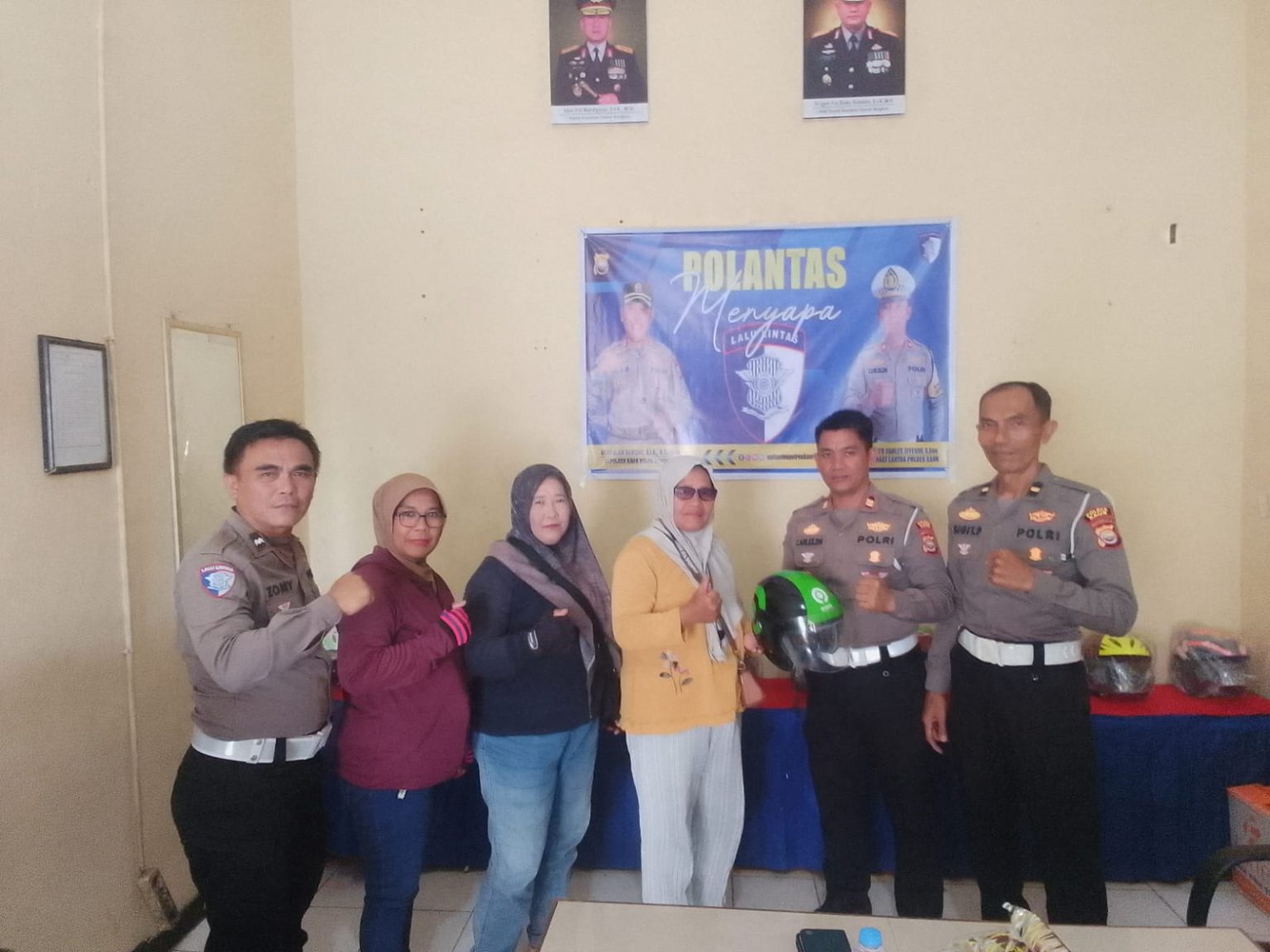 Peduli Ojek Pangkalan, Satlantas Polres Kaur Bagikan Helm SNI Dan Bentuk POLBINDES
