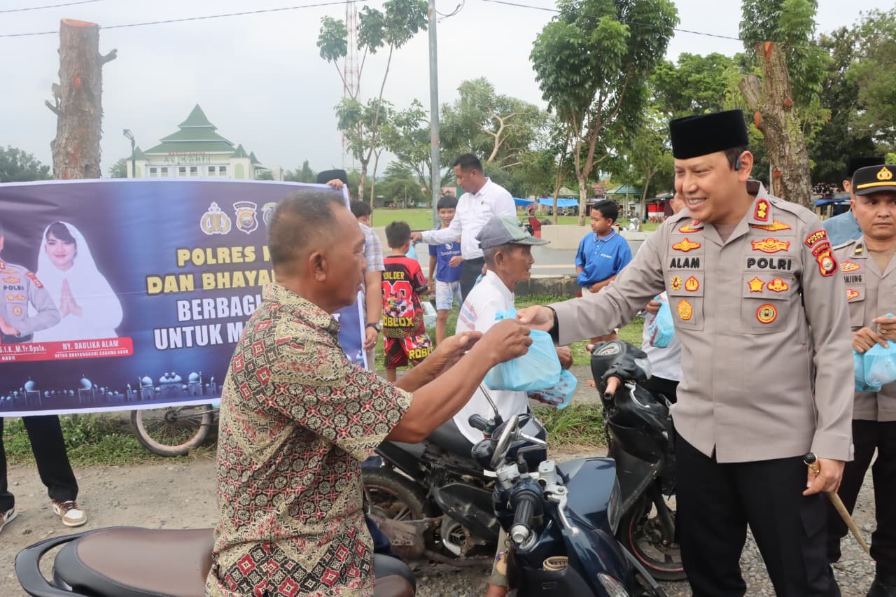 Polres Kaur dan Bhayangkari Berbagi Takjil, Wujud Kepedulian di Bulan Ramadan 1447 H