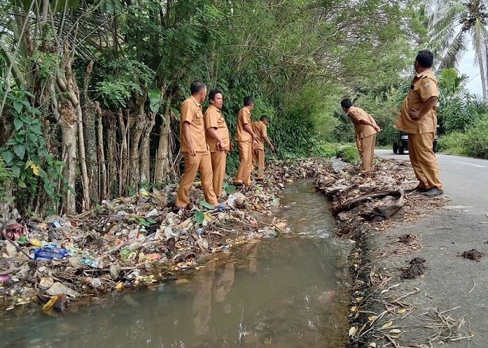 Jalan Provinsi Desa Datar Lebar Jadi Bank Sampah