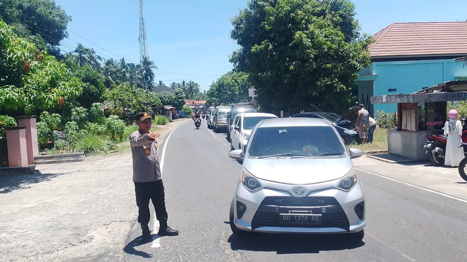 Kapolsek Nasal dan Personel Kerja Keras Atur Lalin di Pintu Masuk Pantai Laguna Samudera