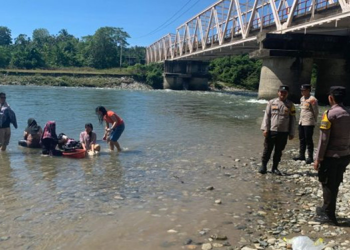 Penebalan Pengamanan Obyek Wisata, Personel Polres Kaur Siaga di Jembatan Padang Guci