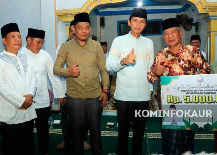 Safari Ramadan di Kaur Tengah, Bupati Gusril Sapa Jemaah Masjid Al Fatah