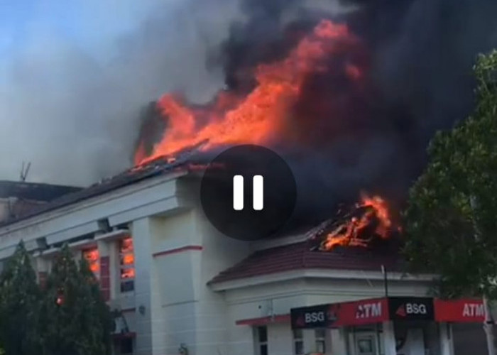 Kantor Bupati Dibakar Massa Demonstrasi