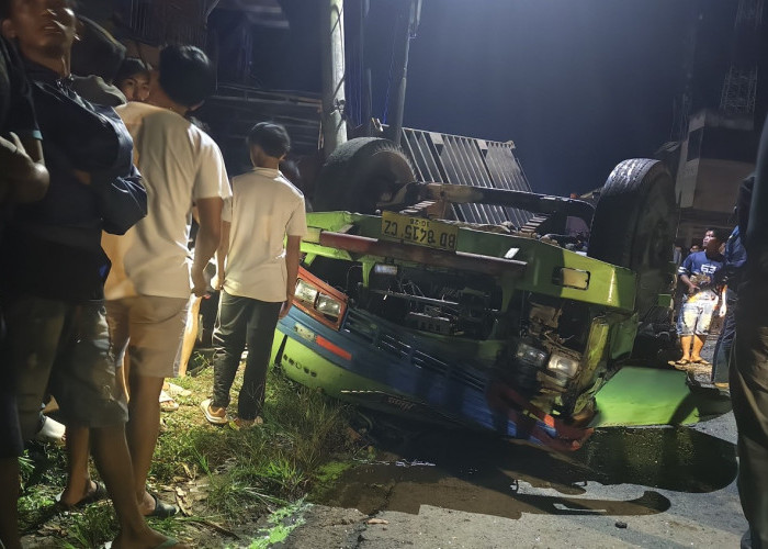 Kecelakaan Tunggal di Jalur Bengkulu - Kaur, Truk Kontainer Terguling, Sopir dan Kernet Tak Selamat