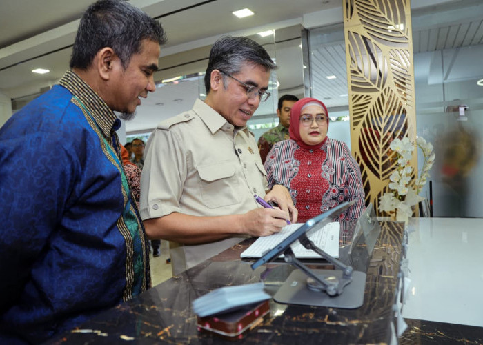 Menaker Tinjau Posko THR dan BHR Keagamaan 2026, Pastikan Hak Pekerja Terlindungi Jelang Lebaran