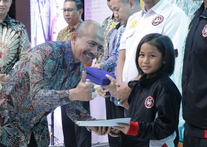 Atlet dan Pelatih Karate Kaur Dapat Penghargaan