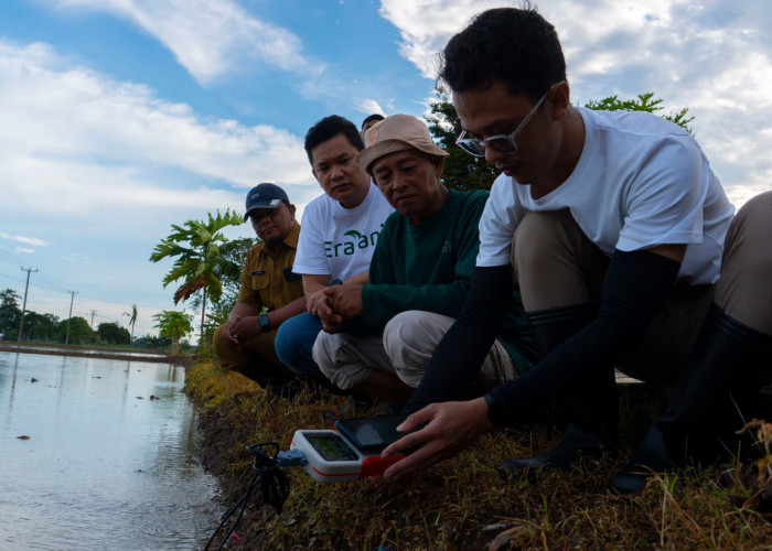 Eratani Perkenalkan Inovasi Sistem Pemupukan Pintar kepada Petani di Jawa Barat