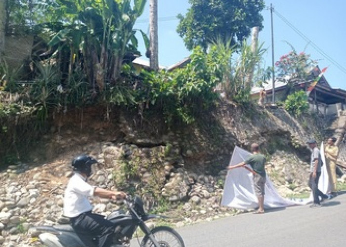 Rumah di Jalan Lintas Provinsi ini Terancam Longsor 