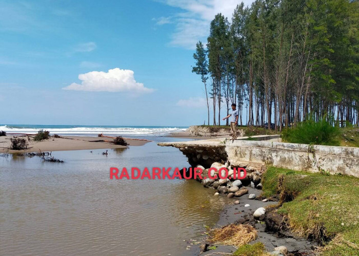 Wisata Danau Kembar Rusak Diterjang Banjir, Spot Selfie Ikut Hanyut