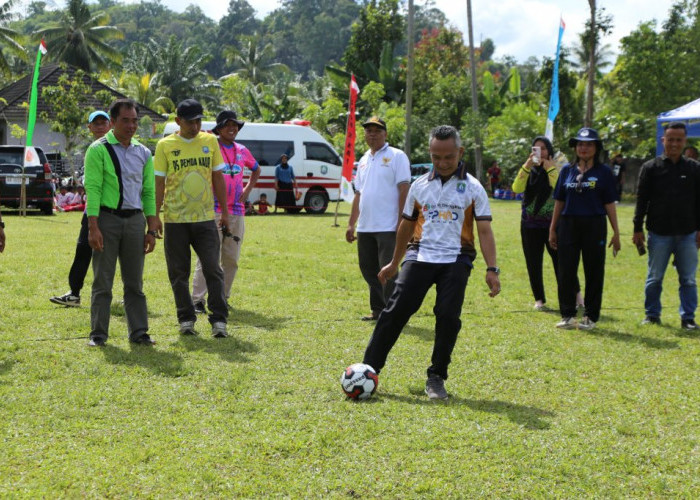 Wabup Kaur Abdul Hamid Resmi Membuka Turnamen GEAS di Lapangan Sepak Bola Amura